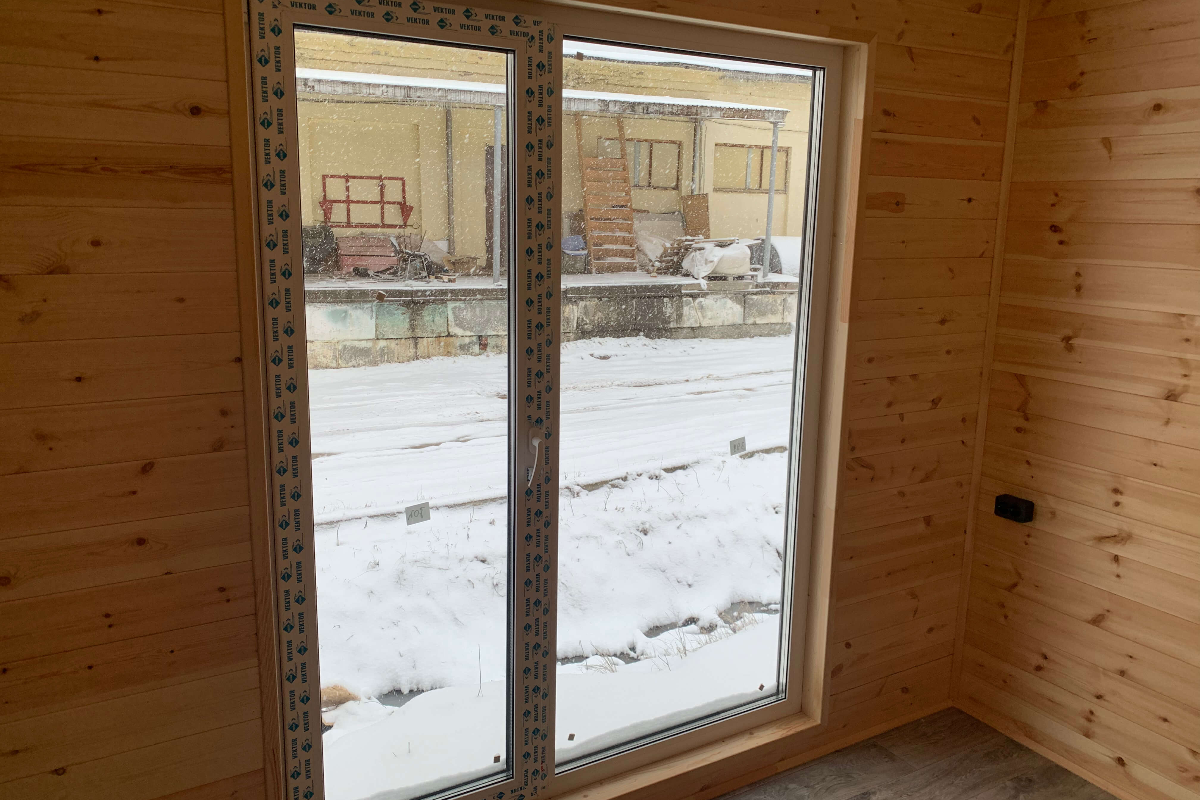 Бытовка для дачи с панорамным окном